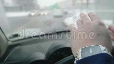 人`手在汽车方向盘上。 人以一种奇怪的方式握住方向盘。